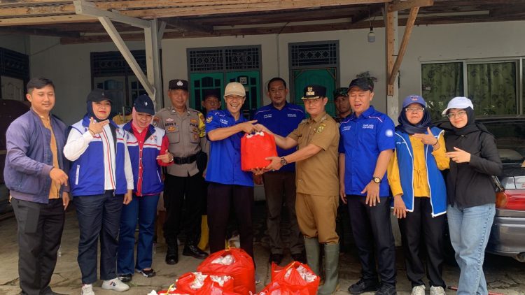 Wakil Sekretaris DPW PAN Lampung, Firman Seponada menyerahkan secara simbolis bantuan 175 bungkus nasi padang untuk dibagikan kepada warga Kelurahan Gedung Pakuon. Bantuan makan siang itu diterima Lurah Kelurahan Gedung Supian, S.Sos. Selasa (21/01/2025).