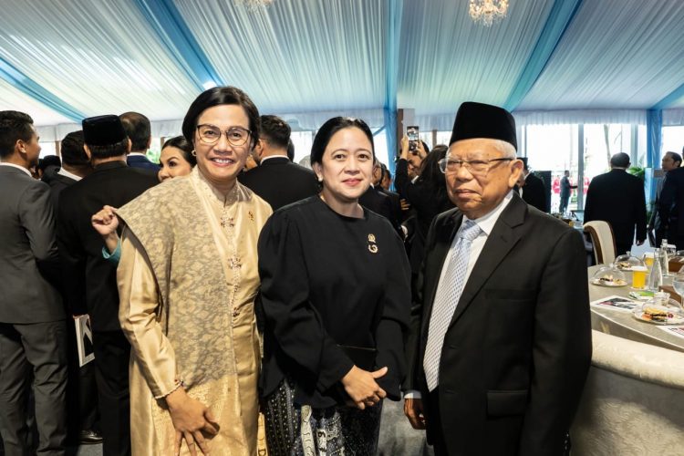 Ketua DPR RI Puan Maharani (tengah), bersama Menteri Keuangan RI, Sri Mulyani, dan Wakil Presiden ke-13 Republik Indonesia, K.H. Ma’ruf Amin, saat menghadiri peluncuran Badan Pengelola Investasi Daya Anagata Nusantara (Danantara) di Istana Kepresidenan Jakarta, Senin (24/2/2025). Foto: Ist