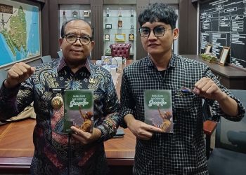Luki Pratama, Penulis Buku "Ketika Guru Jadi Gubernur" Foto Bertsama Pj Gubernur Lampung, Samsudin