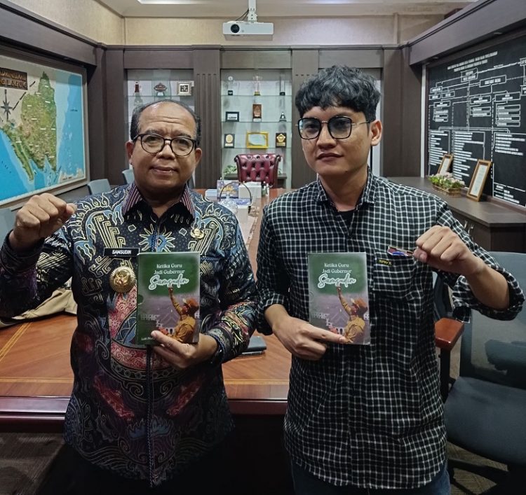 Luki Pratama, Penulis Buku "Ketika Guru Jadi Gubernur" Foto Bertsama Pj Gubernur Lampung, Samsudin