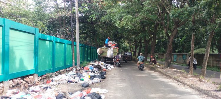 Warga Masih Membuang Sampah di Jalur II UIN Raden Intan Lampung