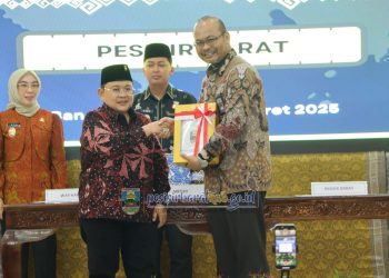 Wakil Bupati Pesisir Barat (Pesibar), Irawan Topani, menyerahkan Laporan Keuangan Pemerintah Daerah (LKPD) Tahun 2024 Unaudited kepada Badan Pemeriksa Keuangan (BPK) Perwakilan Provinsi Lampung di Sekretariat BPK Lampung, Bandar Lampung, Kamis (27/3/25).