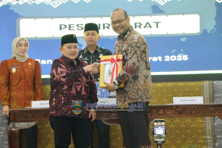 Wakil Bupati Pesisir Barat (Pesibar), Irawan Topani, menyerahkan Laporan Keuangan Pemerintah Daerah (LKPD) Tahun 2024 Unaudited kepada Badan Pemeriksa Keuangan (BPK) Perwakilan Provinsi Lampung di Sekretariat BPK Lampung, Bandar Lampung, Kamis (27/3/25).