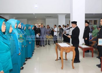 Bupati Pesisir Barat (Pesibar), Dedi Irawan, melantik dan mengukuhkan pengurus Tim Penggerak-Pemberdayaan Kesejahteraan Keluarga (TP-PKK) Pesibar periode 2025-2030 di Lobi Lantai 1 Gedung Marga Sai Batin, Komplek Perkantoran Pemkab Pesibar, Rabu (26/3/25).