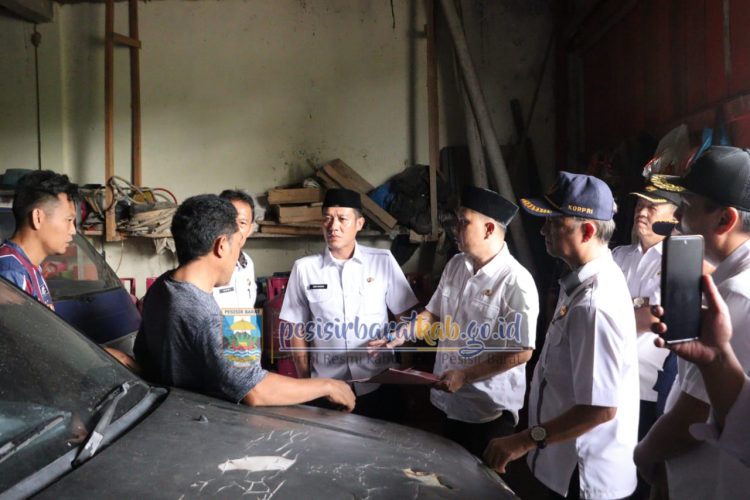 upati Pesisir Barat (Pesibar), Dedi Irawan, melakukan inspeksi mendadak (sidak) ke sejumlah pangkalan, agen, dan toko Liquefied Petroleum Gas (LPG) guna memastikan ketersediaan gas menjelang Hari Raya Idulfitri, Kamis (27/3/25).