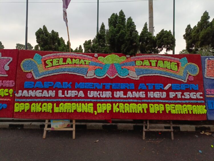 Papan Bunga Perlawan Sambut Kedatangan Menteri ATR/BTN, Nusron Wahid