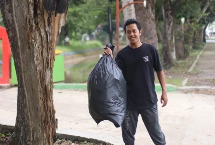 Foto : Aktivis Lingkungan dari Komunitas Selingan Metro, Rahmad Syahrul. (Ist)