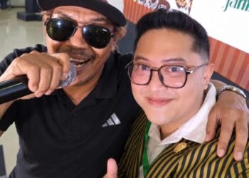 Kebersamaan Krisyanto Jamrud dengan salah satu peserta Mubes VI Pujakesuma di sela rangkaian acara di Jakarta.